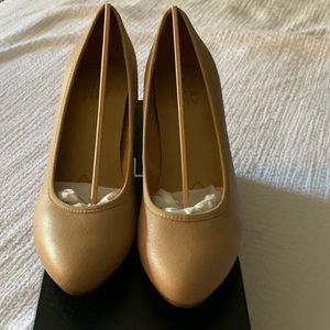 Naturalizer camel shoes